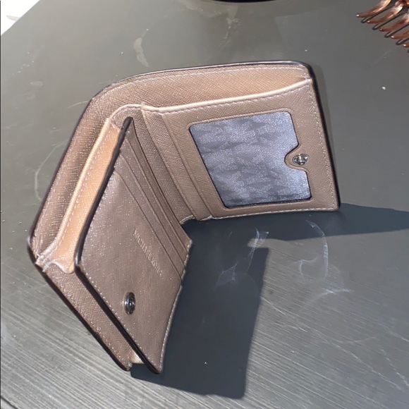 michael kors wallet - Picture 3 of 3